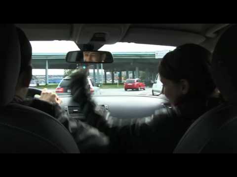 Musse och Doreen tjafsar i bilen någonstans i Sverige