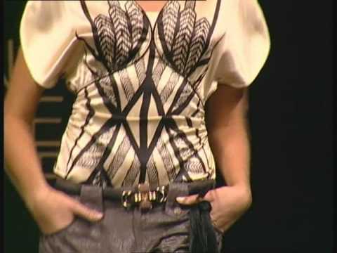 Paola Frani catwalk at 6th AXDW.