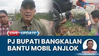 Pj Bupati Bangkalan Turun dari Mobil Plat Merah Bantu Fortuner Terperosok di Selokan Pinggir Jalan