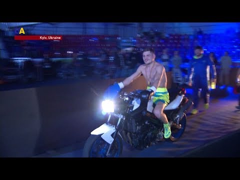 Boxer Knows How to Entertain the Crowd