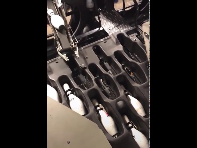 Как расставляют кегли в боулинге?