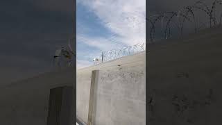 barbed wire kaise lagaye#razorwireinstallation#razor#wireRazorwirelagane ka tarikarazor