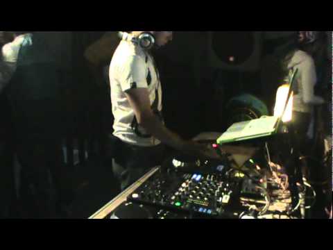 Dj Krizis en el aniversario de Dj Guatauba 3