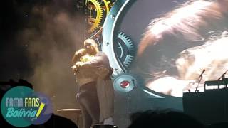 Maluma canta (Tengo un Amor) y besa a una fan en  La Paz Bolivia