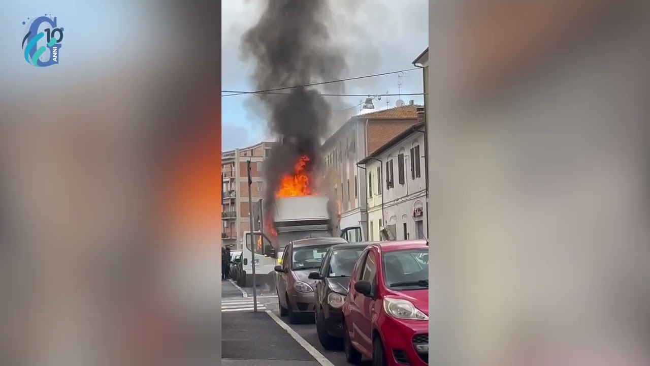 Incendio in città. Camion distrutto dalle fiamme