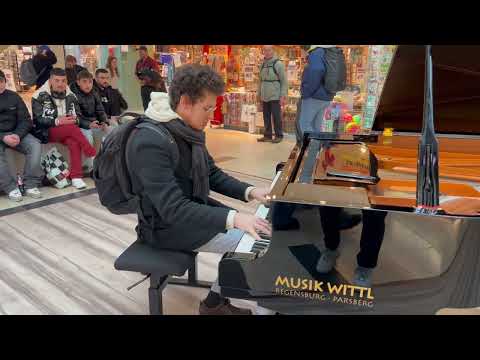 Super nice public Piano Medley with Yann Tiersen (Amélie) and other cool Charts – Thomas Krüger