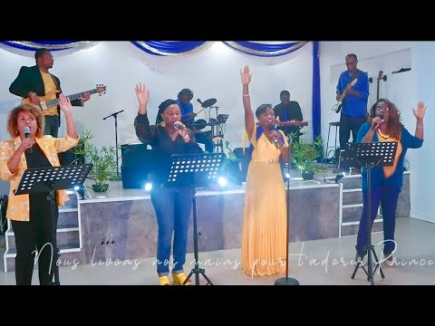 Medley adoration: Nous élevons nos mains vers Toi / Il est assis sur son trône élevé / Majesté