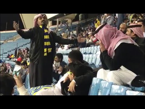 مشجع نصراوي يبدع على مدرجات مبارات النصر والزلفي