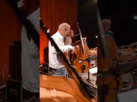 Dronenflug innen durch den neuen Jazzclub in Karlsruhe