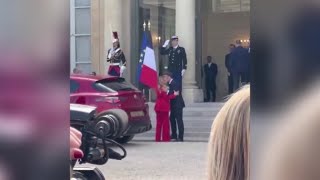 L'abbraccio “troppo caloroso” tra Meloni e Macron: la premier scoppia a ridere
