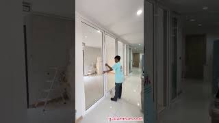 ประตูบานเฟี้ยมแบบแบ่งสี่เปิดกลาง(4-2-2)