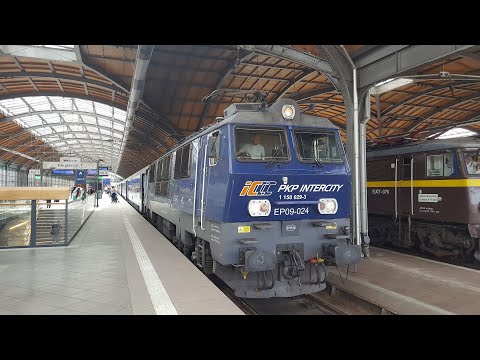 EP09-024 w granatowej okleinie "Ulepszamy się dla Ciebie" z IC 6506/7 Błyskawica do Gdyni Głównej.