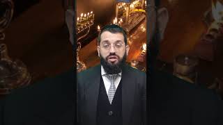 הגיע שעת צאת הכוכבים ואשתי/ בעלי לא בבית, האם לחכות להם בהדלקת נר חנוכה? הרב אושרי אזולאי (קו ההלכה הספרדי) - התמונה מוצגת ישירות מתוך אתר האינטרנט יוטיוב. זכויות היוצרים בתמונה שייכות ליוצרה. קישור קרדיט למקור התוכן נמצא בתוך דף הסרטון