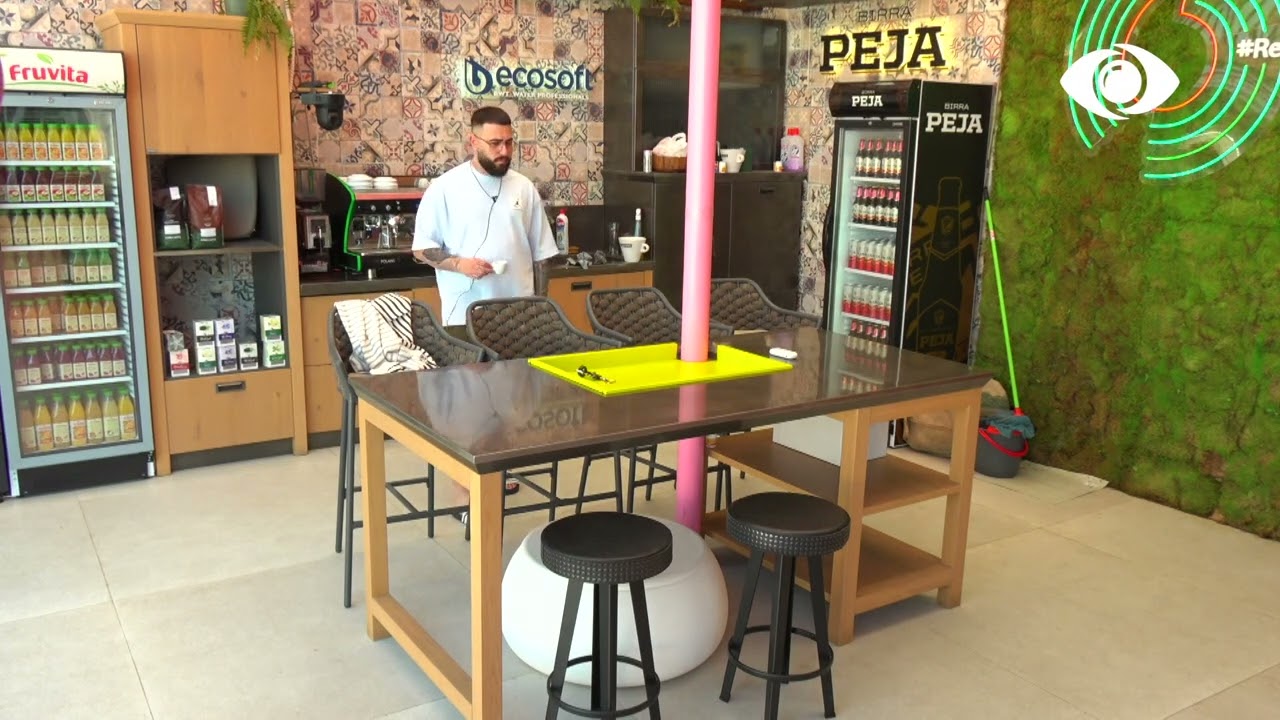 Lorenci zgjohet dhe pi kafen e mëngjesit