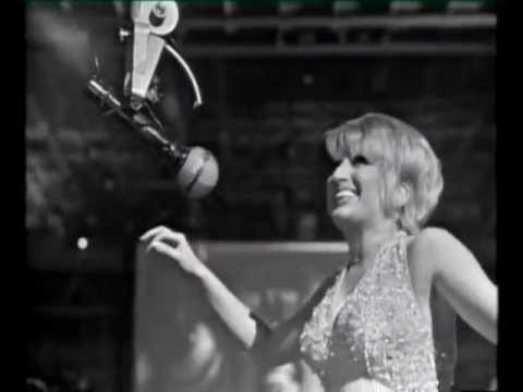 Videoclip de Sacumdì, sacumdà (2001 Remaster) — Mina