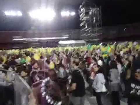 Show One Direction São Paulo SP (10/05/2014) - Fãs cantado antes do show começar