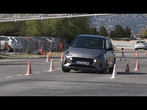 Hyundai i10 2020 – Maniobra de esquiva (moose test) y eslalon | km77.com