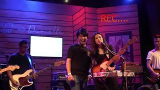 Download lagu Menang banyak nih si abang, udah di kasih baju sma danilla eeh di kiss juga mp3