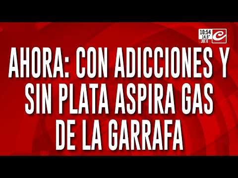 Tremendo video: adicto aspira gas de la garrafa para calmar su abstinencia