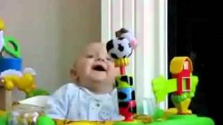 Bebe aterrorizado por soplo de nariz