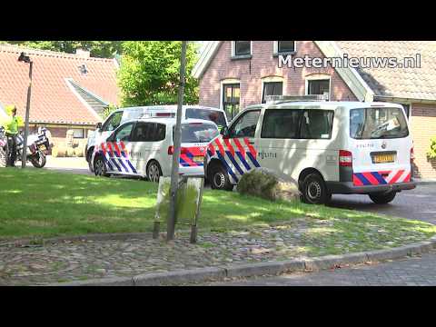 Moeder en twee kinderen onder vallend beeld in Diever.Gewond