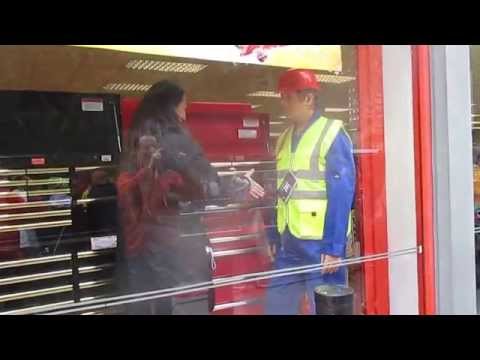 Living Mannequin performer surprises spectators at the London Marathon mannequin-man performming as a Living Mannequin: Living Mannequin amusing spectators during the 2015 London Marathon at Machinemart Wapping for Machine Mart on 26/04/2015