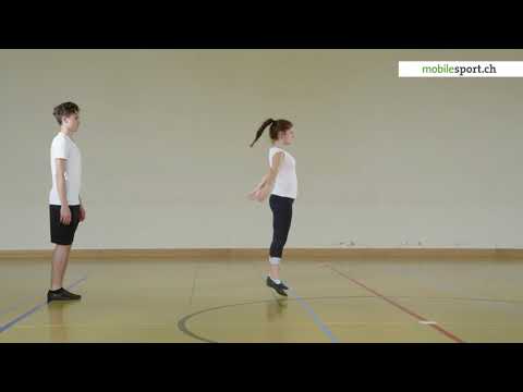 Rock’n’Roll – Übungen in Reihen (2): 8 × hüpfen, dann 4 × Beine auf und zu inkl. Arme