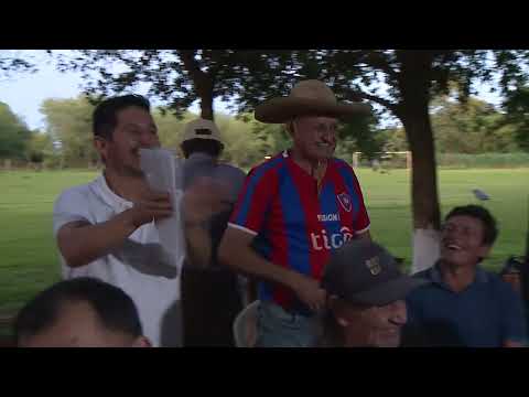 Un "campeón" en la titulación masiva realizada en Vy'a Rendá, Minga Porã, Alto Paraná.