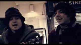 Download lagu Simple Plan - 'Crazy' (Acoustic) - Live in London mp3