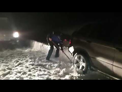 Masina scoasa de jandarmi din zapada intre Slatina Timis si Brebu Nou