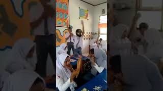 Download lagu LAGI VIRAL NII ORANG LAGI ASYIK DIA MALAH JOGET PAKE HELM mp3