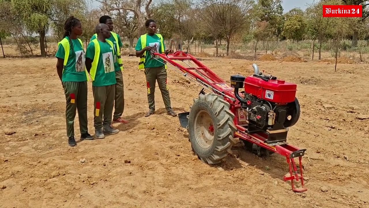[EN lyélé] : La VDP agricole Henriette Bado aux commandes d'un motoculteur