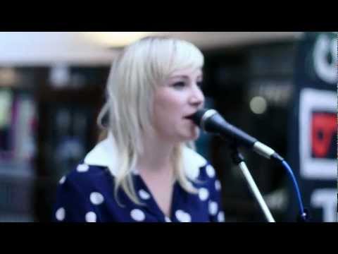95bFM Breakfast Club: Lisa Crawley - "Breaks My Little Heart"