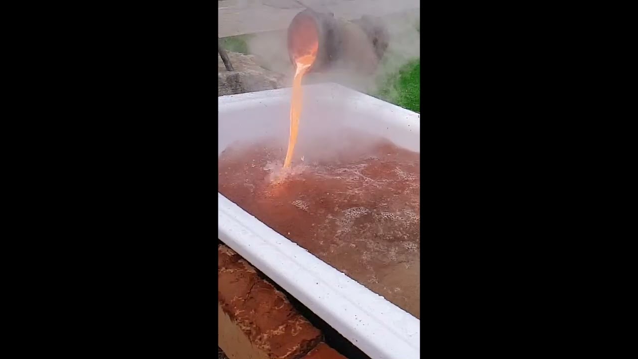 РАСКАЛЕННАЯ ЛАВА в 1100 ГРАДУСОВ  в БАССЕЙН ..?!