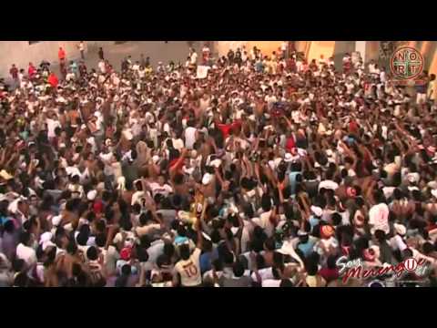 "Asi es como la hinchada de Universitario Alienta en las buenas y en las malas" Barra: Trinchera Norte &bull; Club: Universitario de Deportes