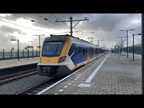 Treinen op station Almere Oostvaarders