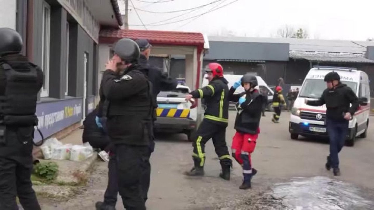 Attacco esercito russo con droni su un negozio ucraino a Luck, le immagini dei soccorsi
