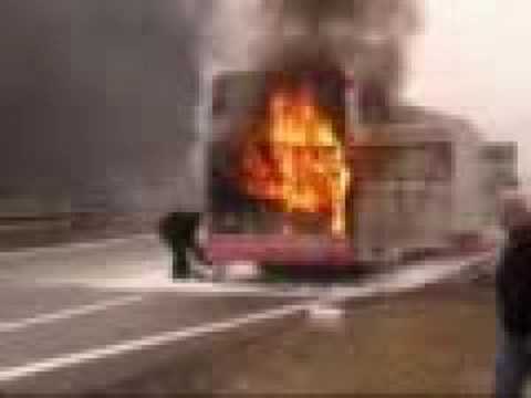 Bus brand auf der autobahn