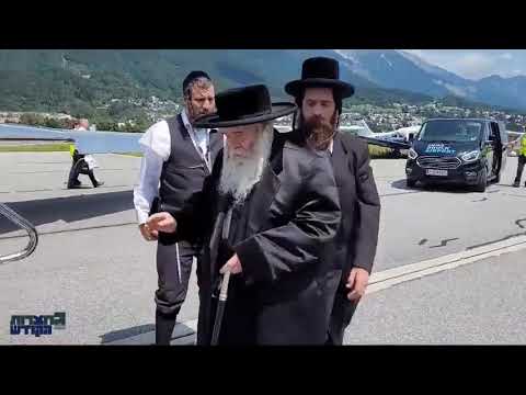 האדמו"ר מקרעטשניף ירושלים שליט"א בעליה למטוס הפרטי בדרכו מאוסטריה לבישטנא