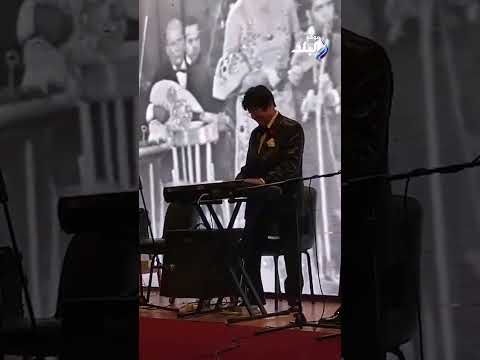 حسام الحسيني نجل نهال عنبر يلتقط فيديو لوالده الموسيقار مجدي الحسيني مهرجان القاهرة للسينما