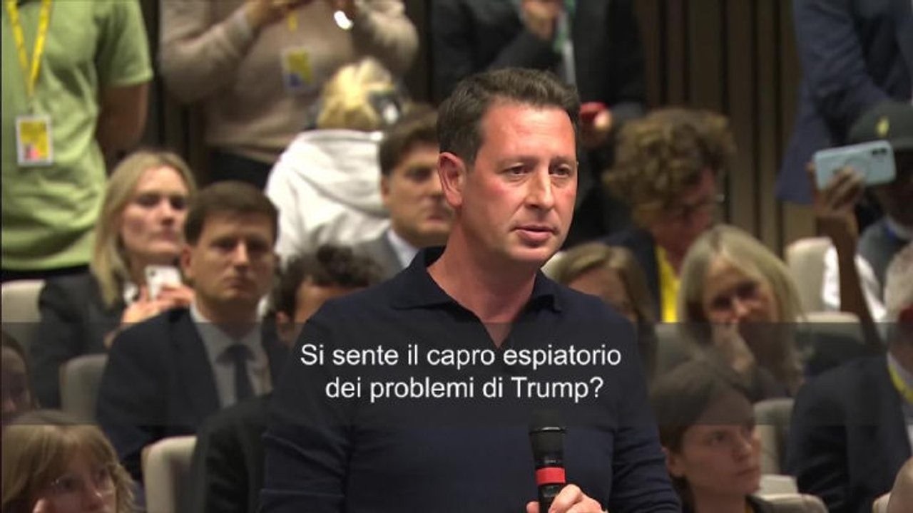Cronista a Zelensky: Si sente capro espiatorio di Trump? Lui resta zitto, poi: È la mia risposta