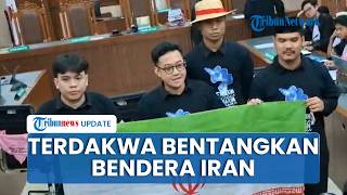 Jelang Sidang Putusan Delpedro Marhaen dkk: Massa Desak Bebaskan, Terdakwa Bentangkan Bendera Iran