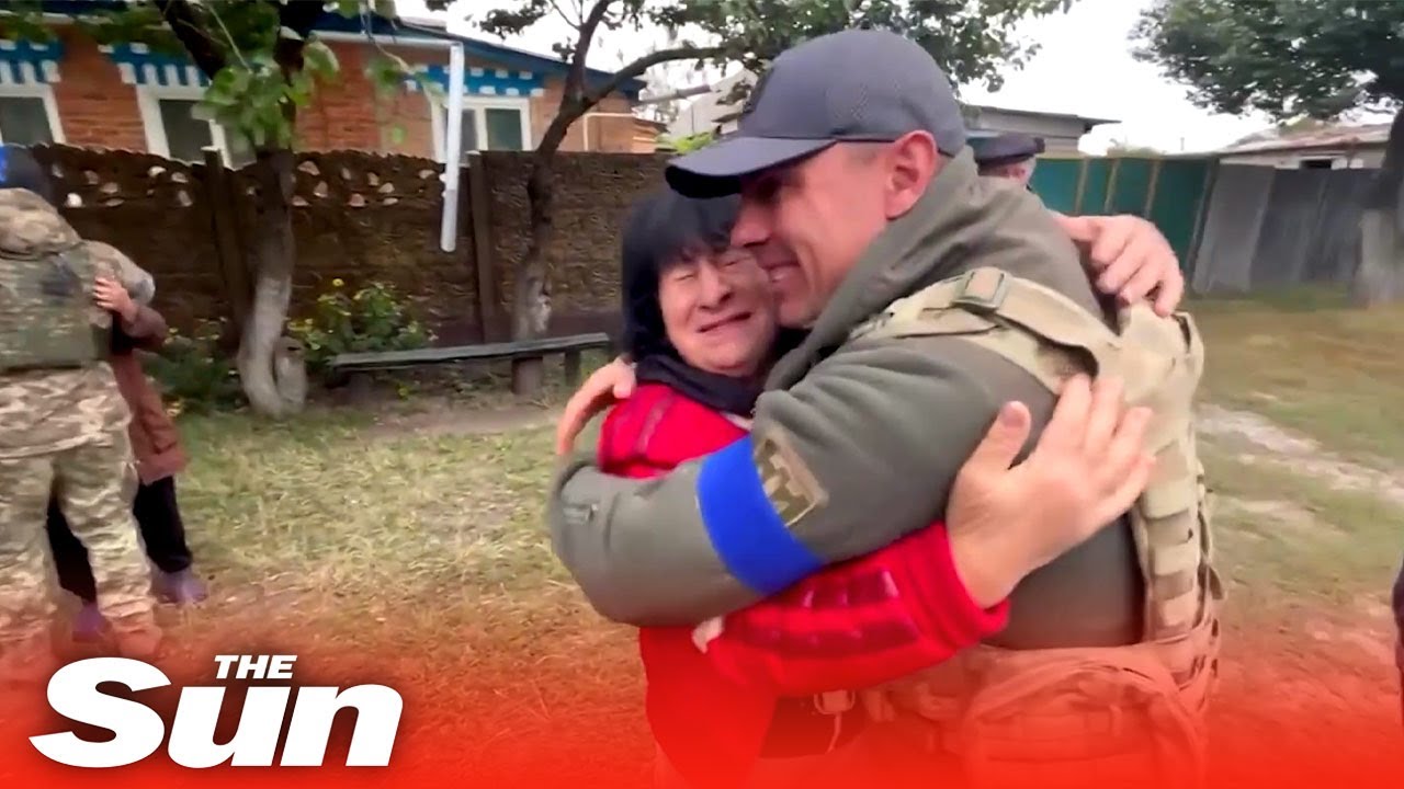Momento em que soldado ucraniano se reencontra com mãe após libertar cidade