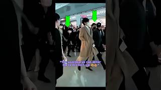 Download lagu Jungkook's Bodyguard Is Calm 😎 While Taehyung's Is Running To Catch Up 😂 #shorts #bts #jungkook mp3