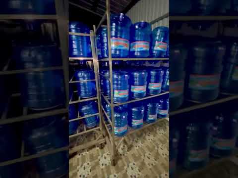 Giá, kệ phơi bình trong xưởng sản xuất Nước tinh khiết