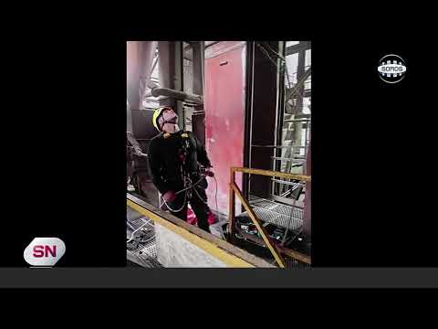 Bomberos rescatan a un obrero caído en un pozo. Puerto General San Martín.