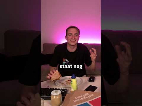 Zijn Microfoon Staat Nog Aan Op De WC...