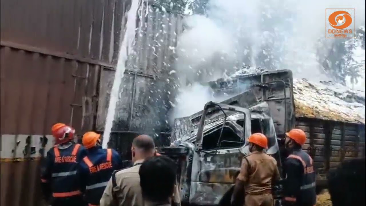പാലക്കാട് ലോറികൾ കൂട്ടിയിടിച്ച് തീപിടിച്ചു; ഡ്രൈവർ