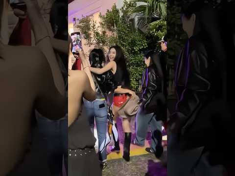 Jennie hugged her mom after her performance at Coachella backstage! #jennie #blackpink