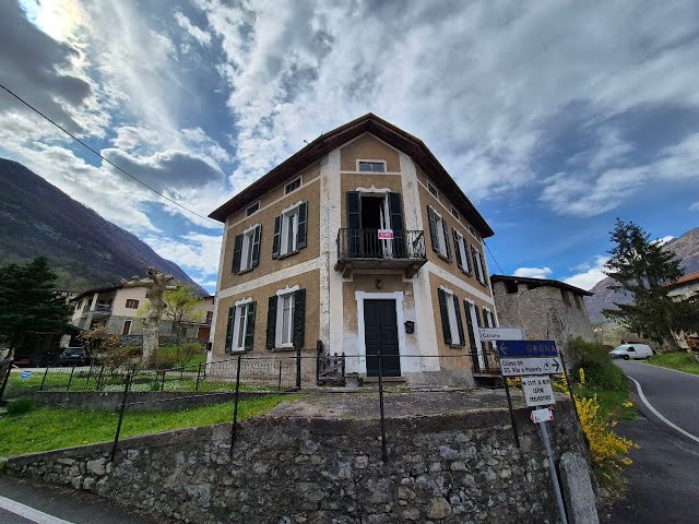 A POCHI MINUTI D'AUTO DA MENAGGIO,  CASA INDIPENDENTE CON AMPIO TERRENO